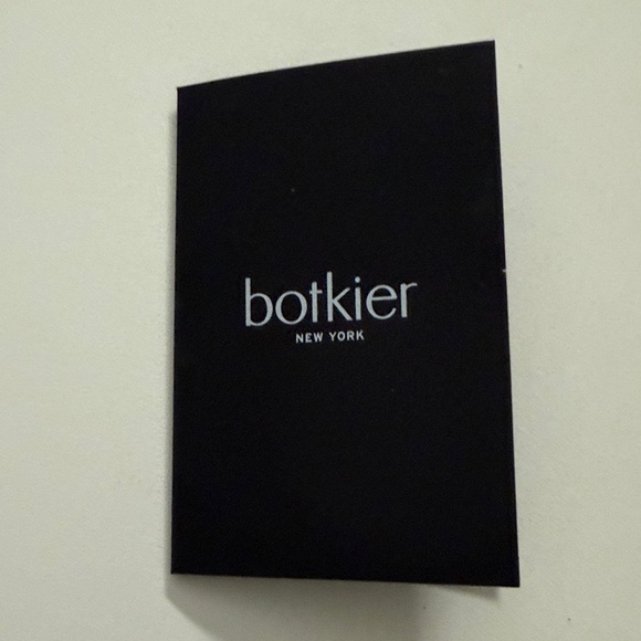 Botkier Mint Condition crossbody leather 
“cobble hill” style in “Sunny” yellow - Picture 6 of 9